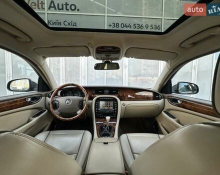 Червоний Ягуар Ікс Джей, об'ємом двигуна 4.2 л та пробігом 124 тис. км за 44000 $, фото 12 на Automoto.ua