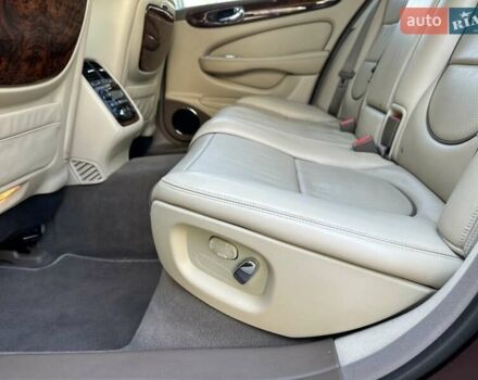 Червоний Ягуар Ікс Джей, об'ємом двигуна 4.2 л та пробігом 124 тис. км за 44000 $, фото 18 на Automoto.ua