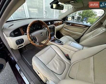 Червоний Ягуар Ікс Джей, об'ємом двигуна 4.2 л та пробігом 124 тис. км за 44000 $, фото 6 на Automoto.ua