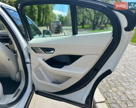 Белый Ягуар I-Pace, объемом двигателя 0 л и пробегом 44 тыс. км за 27800 $, фото 31 на Automoto.ua