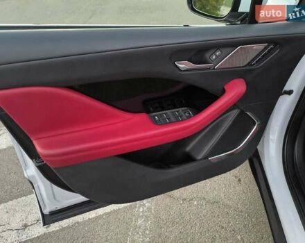 Белый Ягуар I-Pace, объемом двигателя 0 л и пробегом 65 тыс. км за 31800 $, фото 26 на Automoto.ua
