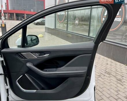 Белый Ягуар I-Pace, объемом двигателя 0 л и пробегом 105 тыс. км за 24999 $, фото 50 на Automoto.ua