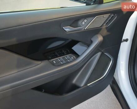 Белый Ягуар I-Pace, объемом двигателя 0 л и пробегом 61 тыс. км за 25000 $, фото 23 на Automoto.ua