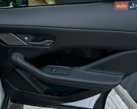 Белый Ягуар I-Pace, объемом двигателя 0 л и пробегом 101 тыс. км за 24700 $, фото 61 на Automoto.ua