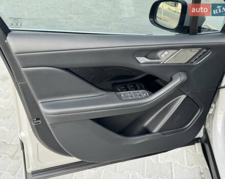 Белый Ягуар I-Pace, объемом двигателя 0 л и пробегом 75 тыс. км за 28700 $, фото 31 на Automoto.ua