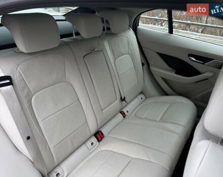 Красный Ягуар I-Pace, объемом двигателя 0 л и пробегом 100 тыс. км за 23900 $, фото 84 на Automoto.ua