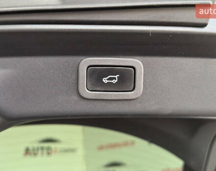 Серый Ягуар I-Pace, объемом двигателя 0 л и пробегом 68 тыс. км за 28950 $, фото 5 на Automoto.ua