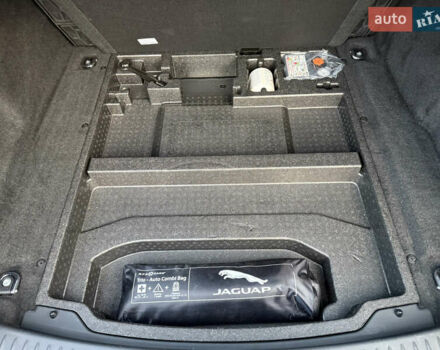 Серый Ягуар I-Pace, объемом двигателя 0 л и пробегом 126 тыс. км за 22800 $, фото 87 на Automoto.ua