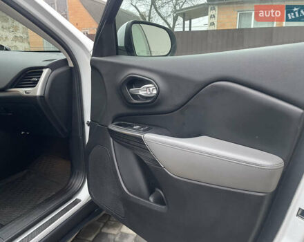 Белый Джип Чероки, объемом двигателя 2.4 л и пробегом 190 тыс. км за 12999 $, фото 37 на Automoto.ua