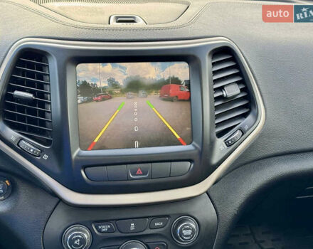 Белый Джип Чероки, объемом двигателя 2.36 л и пробегом 220 тыс. км за 12000 $, фото 19 на Automoto.ua