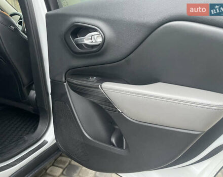 Белый Джип Чероки, объемом двигателя 2.4 л и пробегом 190 тыс. км за 12999 $, фото 50 на Automoto.ua