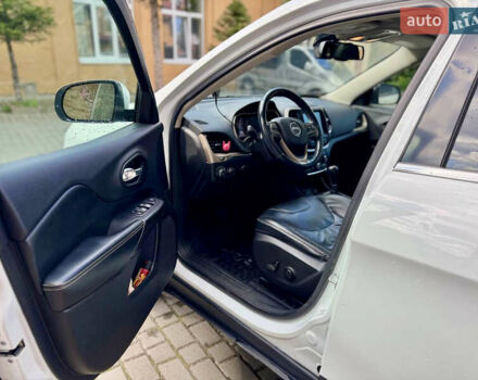 Белый Джип Чероки, объемом двигателя 2.36 л и пробегом 220 тыс. км за 12000 $, фото 13 на Automoto.ua