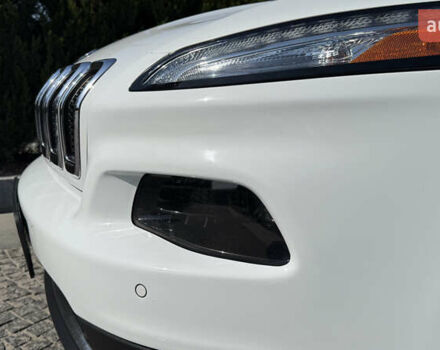 Джип Чероки 2014 в Днепре (Днепропетровске) на Automoto.ua Белый Джип Чероки, объемом двигателя 2.36 л и пробегом 359 тыс. км за 13300 $, фото 31 на Automoto.ua