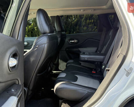 Джип Чероки 2014 в Днепре (Днепропетровске) на Automoto.ua Белый Джип Чероки, объемом двигателя 2.36 л и пробегом 359 тыс. км за 13300 $, фото 20 на Automoto.ua