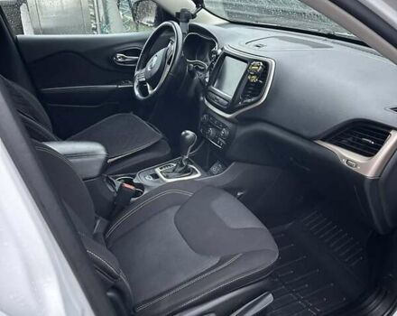 Білий Джип Cherokee, об'ємом двигуна 2.36 л та пробігом 190 тис. км за 10000 $, фото 1 на Automoto.ua