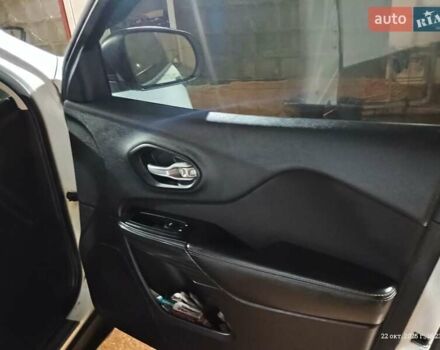 Джип Cherokee 2014 у Харкові на Automoto.ua Білий Джип Cherokee, об'ємом двигуна 2.36 л та пробігом 270 тис. км за 11000 $, фото 5 на Automoto.ua