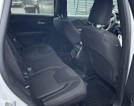 Білий Джип Cherokee, об'ємом двигуна 2.36 л та пробігом 190 тис. км за 10000 $, фото 2 на Automoto.ua