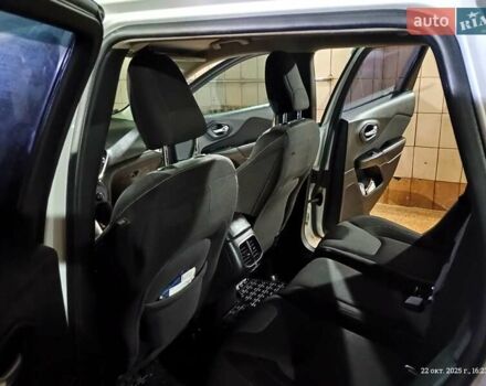 Джип Cherokee 2014 у Харкові на Automoto.ua Білий Джип Cherokee, об'ємом двигуна 2.36 л та пробігом 270 тис. км за 11000 $, фото 7 на Automoto.ua