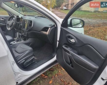 Белый Джип Чероки, объемом двигателя 3.2 л и пробегом 135 тыс. км за 13999 $, фото 2 на Automoto.ua