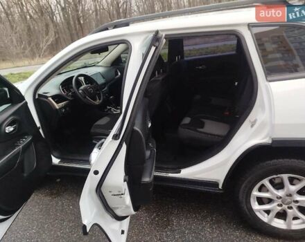 Белый Джип Чероки, объемом двигателя 2.36 л и пробегом 270 тыс. км за 11400 $, фото 5 на Automoto.ua