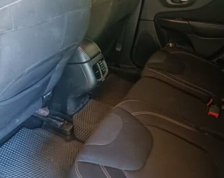 Білий Джип Cherokee, об'ємом двигуна 2.36 л та пробігом 240 тис. км за 14000 $, фото 2 на Automoto.ua