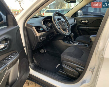 Білий Джип Cherokee, об'ємом двигуна 2.36 л та пробігом 297 тис. км за 9650 $, фото 18 на Automoto.ua