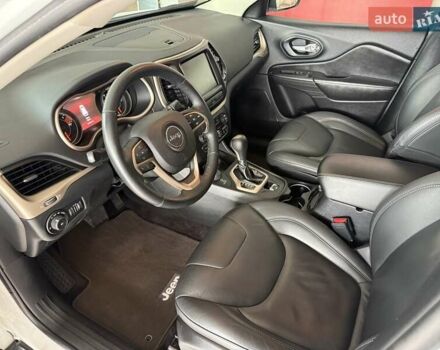 Джип Чероки 2015 в Черновцах на Automoto.ua Белый Джип Чероки, объемом двигателя 2.36 л и пробегом 123 тыс. км за 12990 $, фото 32 на Automoto.ua