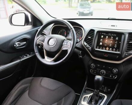 Білий Джип Cherokee, об'ємом двигуна 2.36 л та пробігом 163 тис. км за 15500 $, фото 12 на Automoto.ua