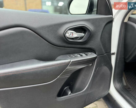 Білий Джип Cherokee, об'ємом двигуна 3.24 л та пробігом 185 тис. км за 16000 $, фото 13 на Automoto.ua