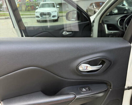 Белый Джип Чероки, объемом двигателя 3.24 л и пробегом 175 тыс. км за 16000 $, фото 24 на Automoto.ua