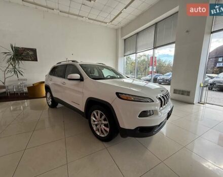 Джип Чероки 2015 в Черновцах на Automoto.ua Белый Джип Чероки, объемом двигателя 2.36 л и пробегом 123 тыс. км за 12990 $, фото 11 на Automoto.ua