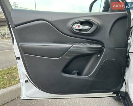 Белый Джип Чероки, объемом двигателя 3.24 л и пробегом 200 тыс. км за 12990 $, фото 16 на Automoto.ua