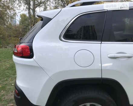 Джип Чероки 2015 в Киеве на Automoto.ua Белый Джип Чероки, объемом двигателя 3.24 л и пробегом 100 тыс. км за 15200 $, фото 12 на Automoto.ua