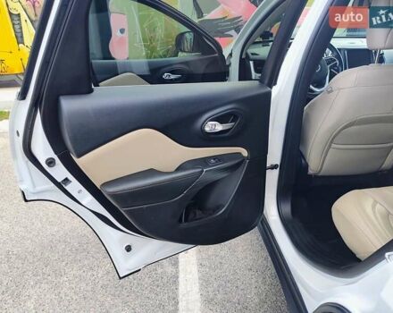 Джип Cherokee 2015 у Києві на Automoto.ua Білий Джип Cherokee, об'ємом двигуна 3.24 л та пробігом 148 тис. км за 13800 $, фото 21 на Automoto.ua