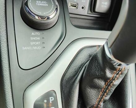 Джип Cherokee 2015 у Києві на Automoto.ua Білий Джип Cherokee, об'ємом двигуна 3.24 л та пробігом 148 тис. км за 13800 $, фото 23 на Automoto.ua