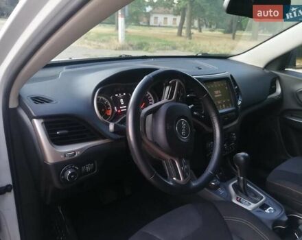 Білий Джип Cherokee, об'ємом двигуна 2.4 л та пробігом 202 тис. км за 12200 $, фото 1 на Automoto.ua