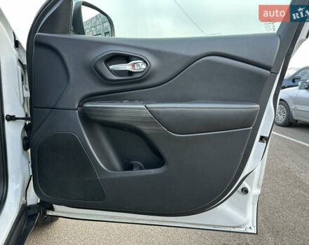 Белый Джип Чероки, объемом двигателя 3.24 л и пробегом 200 тыс. км за 12990 $, фото 21 на Automoto.ua