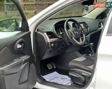 Білий Джип Cherokee, об'ємом двигуна 2.4 л та пробігом 165 тис. км за 11999 $, фото 10 на Automoto.ua