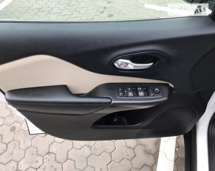 Джип Чероки 2015 в Киеве на Automoto.ua Белый Джип Чероки, объемом двигателя 3.24 л и пробегом 100 тыс. км за 15200 $, фото 25 на Automoto.ua