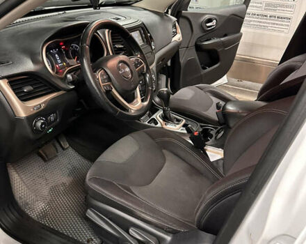 Білий Джип Cherokee, об'ємом двигуна 2.36 л та пробігом 260 тис. км за 11000 $, фото 5 на Automoto.ua
