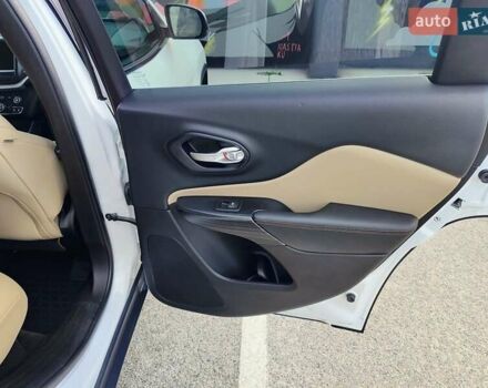 Джип Cherokee 2015 у Києві на Automoto.ua Білий Джип Cherokee, об'ємом двигуна 3.24 л та пробігом 148 тис. км за 13800 $, фото 16 на Automoto.ua