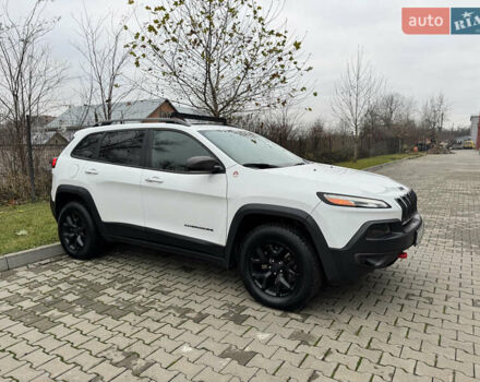 Білий Джип Cherokee, об'ємом двигуна 3.24 л та пробігом 185 тис. км за 16000 $, фото 4 на Automoto.ua