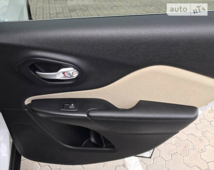 Джип Чероки 2015 в Киеве на Automoto.ua Белый Джип Чероки, объемом двигателя 3.24 л и пробегом 100 тыс. км за 15200 $, фото 46 на Automoto.ua