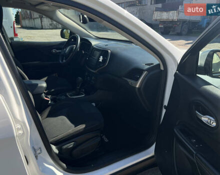 Білий Джип Cherokee, об'ємом двигуна 3.2 л та пробігом 255 тис. км за 13200 $, фото 5 на Automoto.ua