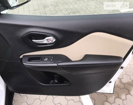 Джип Чероки 2015 в Киеве на Automoto.ua Белый Джип Чероки, объемом двигателя 3.24 л и пробегом 100 тыс. км за 15200 $, фото 49 на Automoto.ua