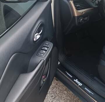 Білий Джип Cherokee, об'ємом двигуна 2.36 л та пробігом 161 тис. км за 16000 $, фото 11 на Automoto.ua