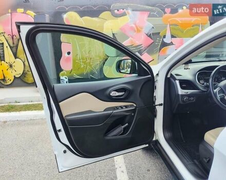 Джип Cherokee 2015 у Києві на Automoto.ua Білий Джип Cherokee, об'ємом двигуна 3.24 л та пробігом 148 тис. км за 13800 $, фото 19 на Automoto.ua