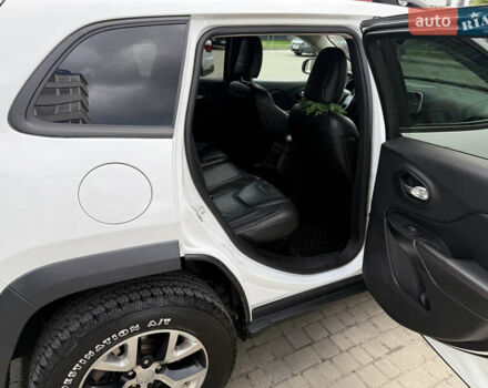 Белый Джип Чероки, объемом двигателя 3.24 л и пробегом 175 тыс. км за 16000 $, фото 19 на Automoto.ua