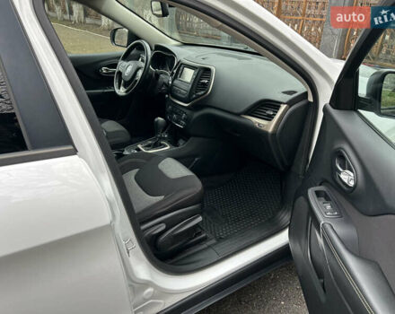 Белый Джип Чероки, объемом двигателя 2.36 л и пробегом 118 тыс. км за 13999 $, фото 14 на Automoto.ua