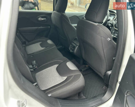 Белый Джип Чероки, объемом двигателя 2.36 л и пробегом 118 тыс. км за 13999 $, фото 12 на Automoto.ua